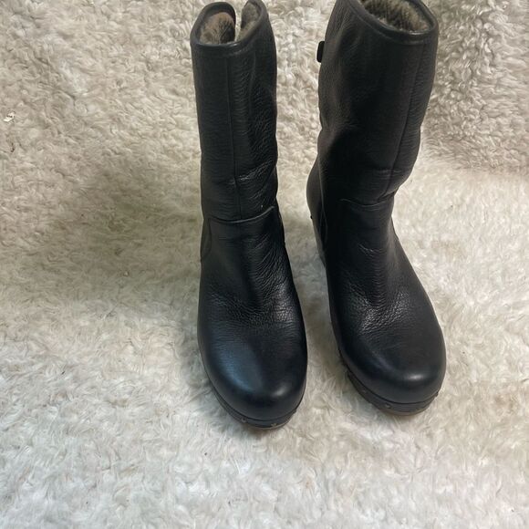 UGG Cora Lynn fold over leather black sheepskin lining clog boots size 9 - Picture 3 of 16